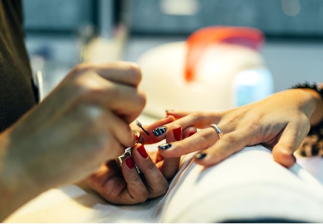 Bật mí 5 tips cạnh tranh làm nail khi tiệm nail đối thủ giảm giá