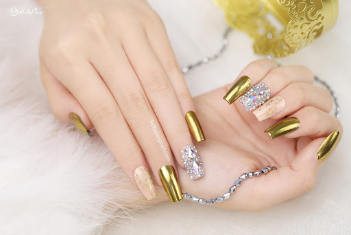 Tại sao mẫu nail tráng gương màu vàng gold lại được yêu thích như vậy?