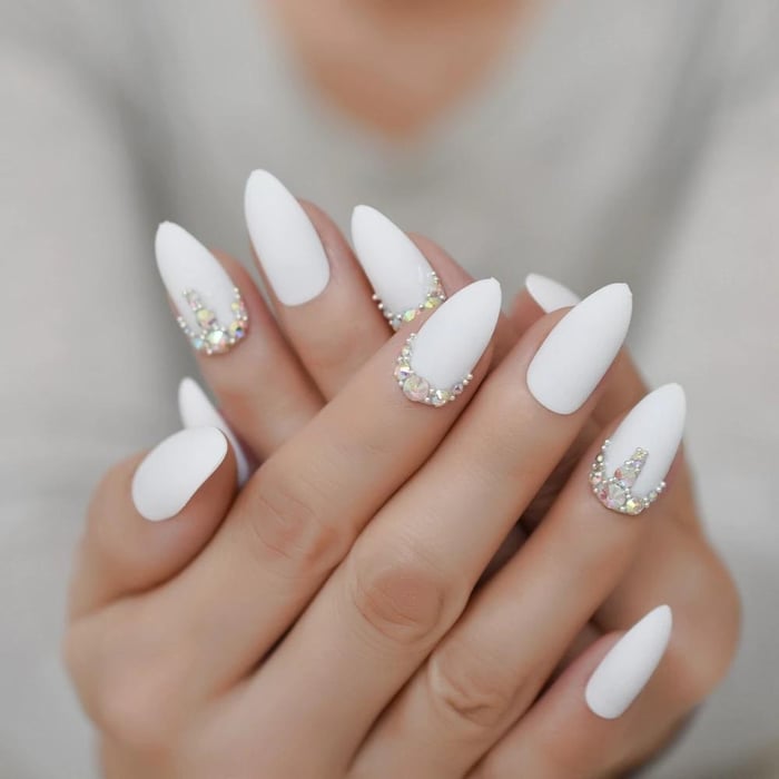 Những mẫu nail tết 2025 không bao giờ lỗi mode chị em đã biết chưa?